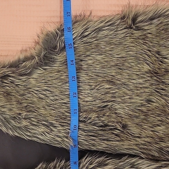 Old NAVY Faux-Fur Vest Youth Size XL(14) - Picture 5 of 6